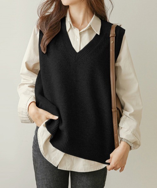 ReRe(リリ)の「Vネックニットベスト(ベスト・レディース・ブラック/グレー/ブラウン/ベージュ/オートミール・SMALL/LARGE/X-LARGE/MEDIUM)」の2枚目の写真