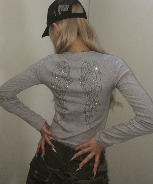 .KOM（ドットコム）の「A'GEM/9 × .kom 『.KOM/ドットケーオーエム』Y2K 背中ラインストーン羽デザイン 長袖Tシャツ/カットソー（Tシャツ/カットソー・レディース・アイボリー/グレー/ブラック/ブラック×ブルー・FREE）」の4枚目の写真