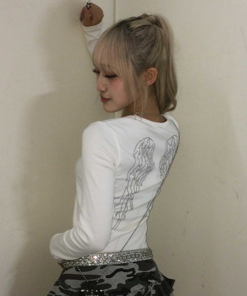 .KOM（ドットコム）の「A'GEM/9 × .kom 『.KOM/ドットケーオーエム』Y2K 背中ラインストーン羽デザイン 長袖Tシャツ/カットソー（Tシャツ/カットソー・レディース・アイボリー/グレー/ブラック/ブラック×ブルー・FREE）」の2枚目の写真