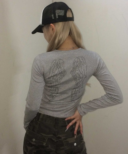 .KOM（ドットコム）の「A'GEM/9 × .kom 『.KOM/ドットケーオーエム』Y2K 背中ラインストーン羽デザイン 長袖Tシャツ/カットソー（Tシャツ/カットソー・レディース・アイボリー/グレー/ブラック/ブラック×ブルー・FREE）」の18枚目の写真