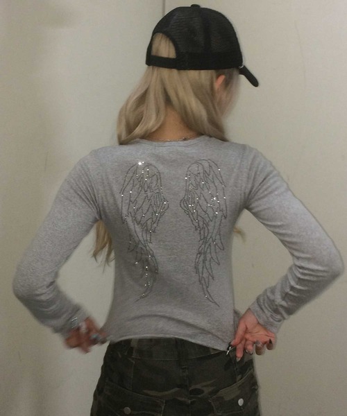 .KOM（ドットコム）の「A'GEM/9 × .kom 『.KOM/ドットケーオーエム』Y2K 背中ラインストーン羽デザイン 長袖Tシャツ/カットソー（Tシャツ/カットソー・レディース・アイボリー/グレー/ブラック/ブラック×ブルー・FREE）」の19枚目の写真