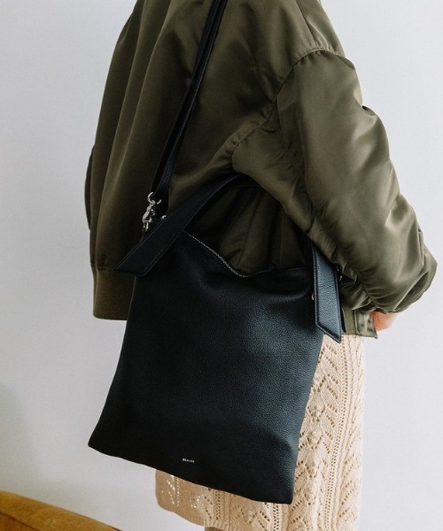 Beau're(ヴュレ)の「【BEAURE/ビュレ】リボン ディテール 薄マチ ショルダー Bag(ショルダーバッグ・レディース・ブラック/グレイッシュベージュ/シルバー・FREE)」の2枚目の写真