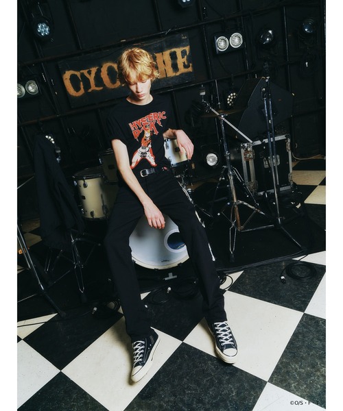 HYSTERIC GLAMOUR(ヒステリックグラマー)の「ONE PIECE×HYSTERIC GLAMOUR / NAMI FLYING V Tシャツ(Tシャツ/カットソー・メンズ・グリーン/ホワイト系その他/ブラック・XL/L/M/S)」の4枚目の写真