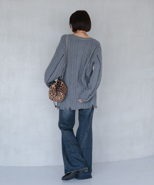 PAGEBOY（ページボーイ）の「ランダムリブダメージVプルオーバー（ニット/セーター・レディース・ブラック/チャコールグレー/オフホワイト/レッド・FREE）」の16枚目の写真