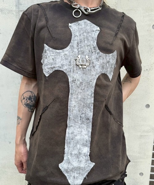 UNIZ（ユニズ）の「【UNIZ】Cross Knight T-Shirt / 【ユニズ】オーバーサイズクロスダメージ半袖Tシャツ（Tシャツ/カットソー・メンズ・ブラウン・M/L/XL）」の13枚目の写真