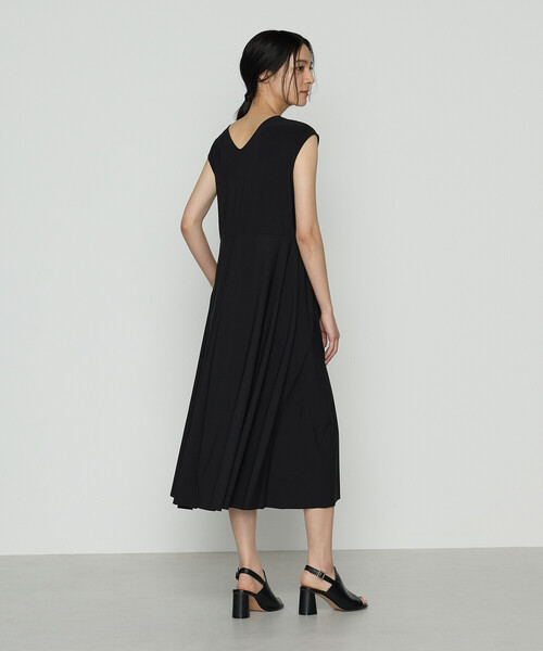 Gabardine K.T（ギャバジンケーティー）の「ユーロジャージー フィット＆フレアワンピース（ワンピース・レディース・ブラック・11号/9号/7号）」の2枚目の写真