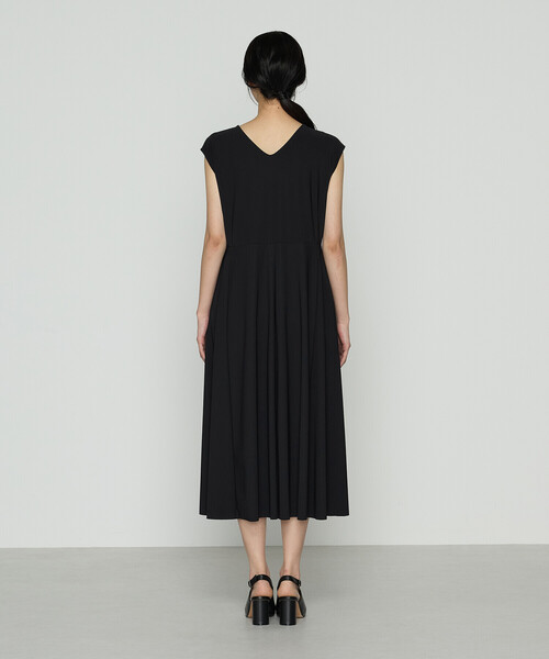 Gabardine K.T（ギャバジンケーティー）の「ユーロジャージー フィット＆フレアワンピース（ワンピース・レディース・ブラック・11号/9号/7号）」の13枚目の写真