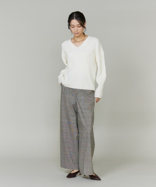 INED(イネド)の「BIOーBLEND Vネックプルオーバーニット(ニット/セーター・レディース・ブラック/オフホワイト/ブルー・9号)」の18枚目の写真