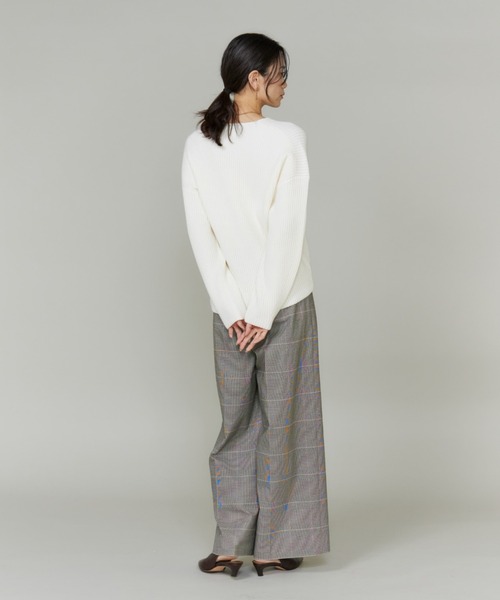 INED(イネド)の「BIOーBLEND Vネックプルオーバーニット(ニット/セーター・レディース・ブラック/オフホワイト/ブルー・9号)」の17枚目の写真