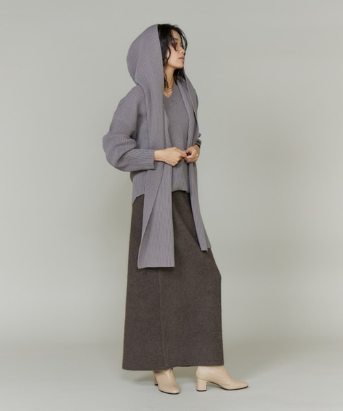 INED(イネド)の「BIOーBLEND Vネックプルオーバーニット(ニット/セーター・レディース・ブラック/オフホワイト/ブルー・9号)」の12枚目の写真