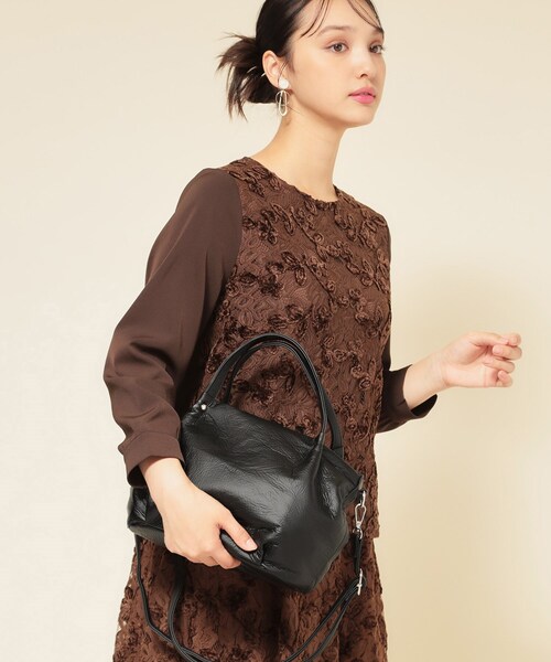 Sunauna(スーナウーナ)の「◆【2WAY/オリジナルプリント裏使用】タックトートバック(トートバッグ・レディース・ブラック/ベージュ・00)」の4枚目の写真