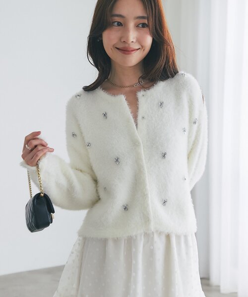 La boutique BonBon(ラブティックボンボン)の「【今すぐお届け!】フェザーヤーンビジュー刺繍ジャケットカーディガン(カーディガン/ボレロ・レディース・オフホワイト/チャコールグレー/ピンク・FREE)」の1枚目の写真