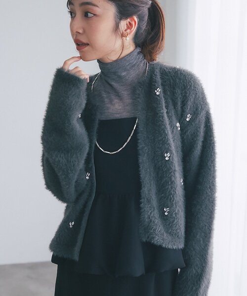 La boutique BonBon(ラブティックボンボン)の「【今すぐお届け!】フェザーヤーンビジュー刺繍ジャケットカーディガン(カーディガン/ボレロ・レディース・オフホワイト/チャコールグレー/ピンク・FREE)」の2枚目の写真