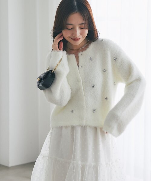 La boutique BonBon(ラブティックボンボン)の「【今すぐお届け!】フェザーヤーンビジュー刺繍ジャケットカーディガン(カーディガン/ボレロ・レディース・オフホワイト/チャコールグレー/ピンク・FREE)」の4枚目の写真