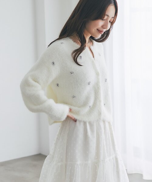 La boutique BonBon(ラブティックボンボン)の「【今すぐお届け!】フェザーヤーンビジュー刺繍ジャケットカーディガン(カーディガン/ボレロ・レディース・オフホワイト/チャコールグレー/ピンク・FREE)」の5枚目の写真