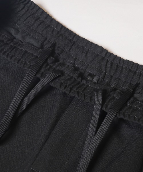 coca（coca）（コカ）の「ヘリンボーンストレッチイージータックテーパードパンツ（その他パンツ・メンズ・ブラック/チャコール・XL/L/M）」の4枚目の写真