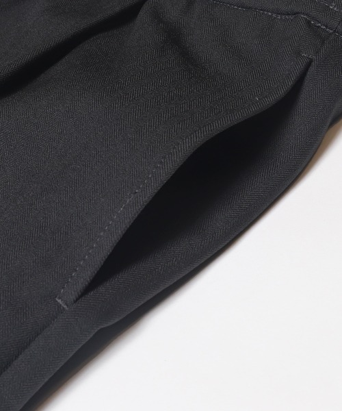 coca（coca）（コカ）の「ヘリンボーンストレッチイージータックテーパードパンツ（その他パンツ・メンズ・ブラック/チャコール・XL/L/M）」の5枚目の写真