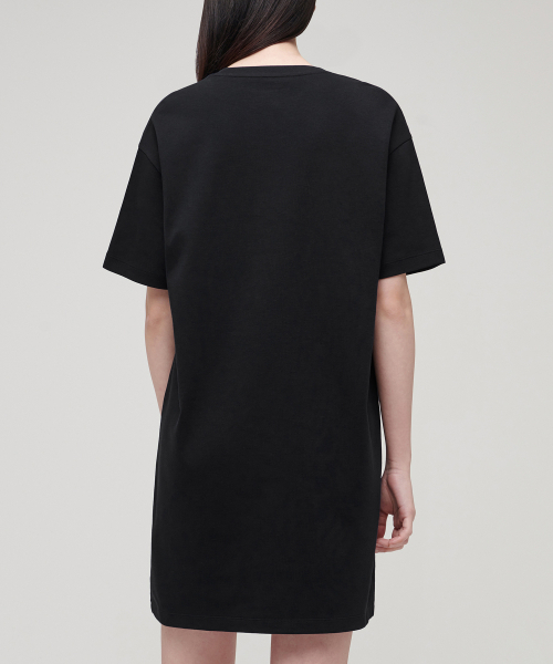 MUSINSA STANDARD WOMAN（ムシンサスタンダードウーマン）の「ウィメンズクルーネックTシャツドレス[ブラック]（ワンピース・レディース・その他・SMALL/MEDIUM/LARGE/X-SMALL）」の2枚目の写真