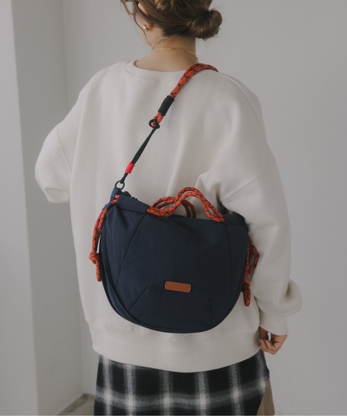 210nouve(トゥージュヌーブ)の「カラーコード ナイロン 2WAY バッグ(ショルダーバッグ・レディース・ネイビー/ベージュ/カーキ・FREE)」の3枚目の写真