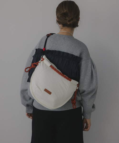 210nouve(トゥージュヌーブ)の「カラーコード ナイロン 2WAY バッグ(ショルダーバッグ・レディース・ネイビー/ベージュ/カーキ・FREE)」の18枚目の写真