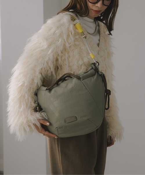 210nouve(トゥージュヌーブ)の「カラーコード ナイロン 2WAY バッグ(ショルダーバッグ・レディース・ネイビー/ベージュ/カーキ・FREE)」の13枚目の写真