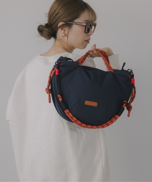 210nouve(トゥージュヌーブ)の「カラーコード ナイロン 2WAY バッグ(ショルダーバッグ・レディース・ネイビー/ベージュ/カーキ・FREE)」の4枚目の写真