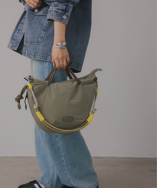 210nouve(トゥージュヌーブ)の「カラーコード ナイロン 2WAY バッグ(ショルダーバッグ・レディース・ベージュ/ネイビー/カーキ・FREE)」の6枚目の写真