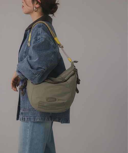 210nouve(トゥージュヌーブ)の「カラーコード ナイロン 2WAY バッグ(ショルダーバッグ・レディース・ベージュ/ネイビー/カーキ・FREE)」の7枚目の写真