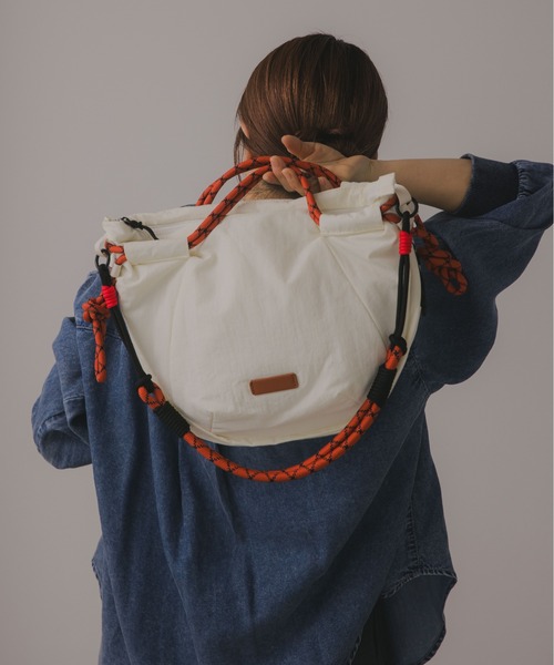 210nouve(トゥージュヌーブ)の「カラーコード ナイロン 2WAY バッグ(ショルダーバッグ・レディース・ベージュ/ネイビー/カーキ・FREE)」の9枚目の写真