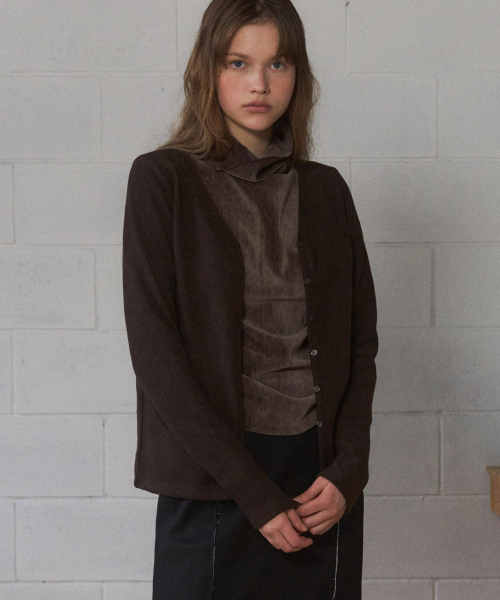 ANDNEEDS(アンドニーズ)の「Basel v-neck cardigan (dark brown)(カーディガン/ボレロ・レディース・その他・FREE)」の2枚目の写真