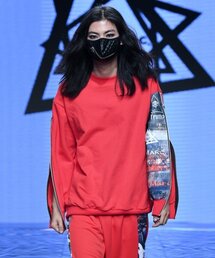 DEMARC（ドゥマーク）の「男女 ダブルジッパー グラフィック スウェット レッド（スウェット）」