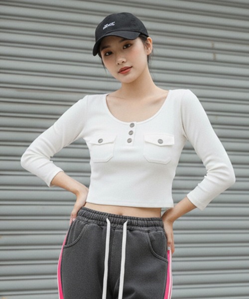 Pt18kg(プラチナイチハチキログラム)の「スクエアネック フロントボタンデザイントップス(Tシャツ/カットソー・レディース・ブラック/グレー/ホワイト・FREE)」の2枚目の写真