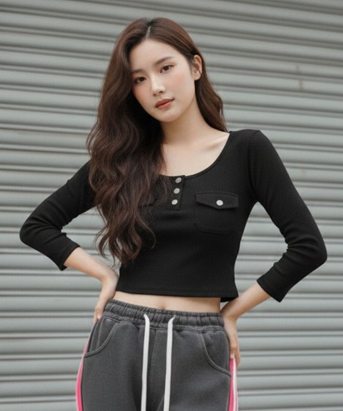 Pt18kg(プラチナイチハチキログラム)の「スクエアネック フロントボタンデザイントップス(Tシャツ/カットソー・レディース・ブラック/グレー/ホワイト・FREE)」の1枚目の写真