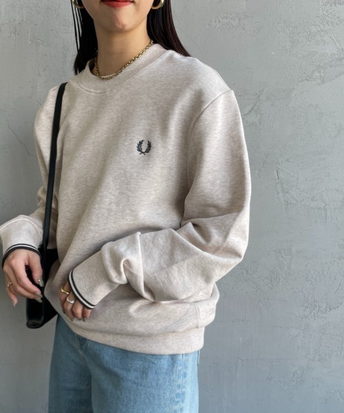 FRED PERRY（フレッドペリー）の「[FRED PERRY/フレッドペリー] ワンポイント刺繍ロゴ クルーネックスウェット M7535（スウェット・レディース・ネイビー系/ブルー系/イエロー系/ボルドー/キャメル/グリーン/ブルー/ダークグリーン/ワイン/アイボリー/グレイッシュベージュ/ライトベージュ・XL/L/M/S）」の4枚目の写真