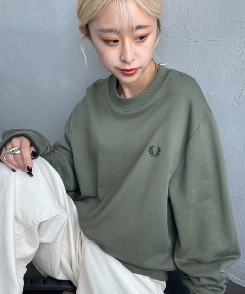 FRED PERRY（フレッドペリー）の「[FRED PERRY/フレッドペリー] ワンポイント刺繍ロゴ クルーネックスウェット M7535（スウェット・レディース・ネイビー系/ブルー系/イエロー系/ボルドー/キャメル/グリーン/ブルー/ダークグリーン/ワイン/アイボリー/グレイッシュベージュ/ライトベージュ・XL/L/M/S）」の6枚目の写真