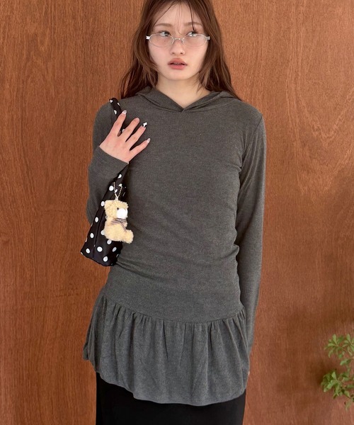 HEILIS(ヘイリス)の「ペプラムフーディーカットソー / オフホワイト アイボリー グレー ブラック カットソー 長袖 トップス 春服 夏服 秋服 インナー 韓国 ノームコア カジュアル シンプル 無地 Tシャツ コンパクト(Tシャツ/カットソー・レディース・グレー/ブラック/ホワイト・FREE)」の4枚目の写真