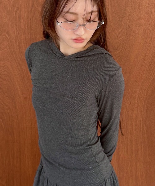 HEILIS(ヘイリス)の「ペプラムフーディーカットソー / オフホワイト アイボリー グレー ブラック カットソー 長袖 トップス 春服 夏服 秋服 インナー 韓国 ノームコア カジュアル シンプル 無地 Tシャツ コンパクト(Tシャツ/カットソー・レディース・グレー/ブラック/ホワイト・FREE)」の10枚目の写真