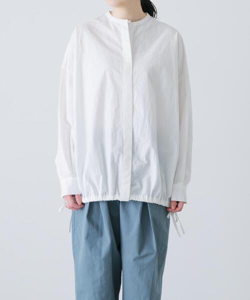 かぐれ(カグレ)の「ノーカラークルーネックオーバーシャツ(シャツ/ブラウス・レディース・ブラック/オフホワイト・FREE)」の2枚目の写真