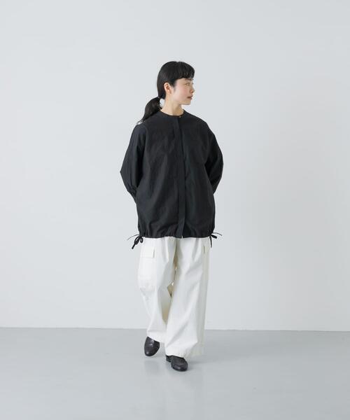 かぐれ(カグレ)の「ノーカラークルーネックオーバーシャツ(シャツ/ブラウス・レディース・ブラック/オフホワイト・FREE)」の3枚目の写真