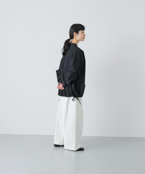 かぐれ(カグレ)の「ノーカラークルーネックオーバーシャツ(シャツ/ブラウス・レディース・ブラック/オフホワイト・FREE)」の4枚目の写真