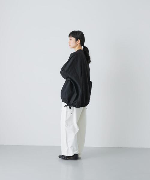 かぐれ(カグレ)の「ノーカラークルーネックオーバーシャツ(シャツ/ブラウス・レディース・ブラック/オフホワイト・FREE)」の5枚目の写真