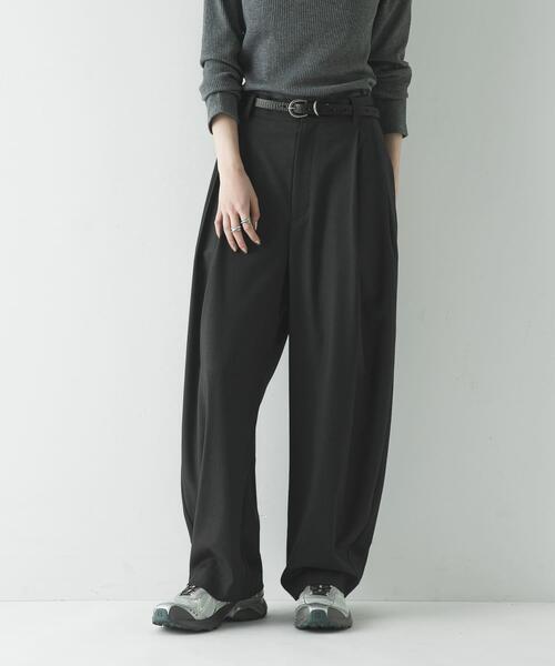 URBAN RESEARCH（アーバンリサーチ）の「タックカーブスラックス（その他パンツ・レディース・ブラウン/チャコールグレー・36/40/38）」の2枚目の写真