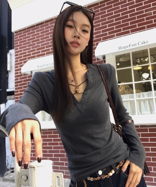 FUNdaysion(ファンデイション)の「Vネックコードデザイントップス(シャツ/ブラウス・レディース・ダークグレー・M)」の22枚目の写真