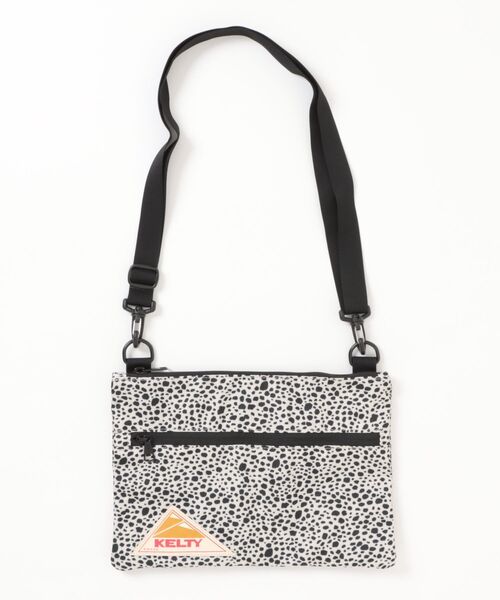 TSURUYA(ツルヤ)の「《KELTY》DP FLAT POUCH SM(ショルダーバッグ・メンズ・ブラック/グレー/ゴールド/ベージュ・フリー)」の1枚目の写真