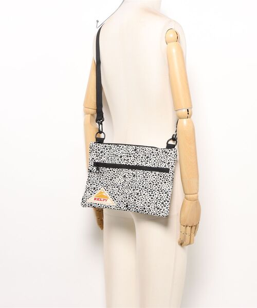 TSURUYA(ツルヤ)の「《KELTY》DP FLAT POUCH SM(ショルダーバッグ・メンズ・ブラック/グレー/ゴールド/ベージュ・フリー)」の8枚目の写真