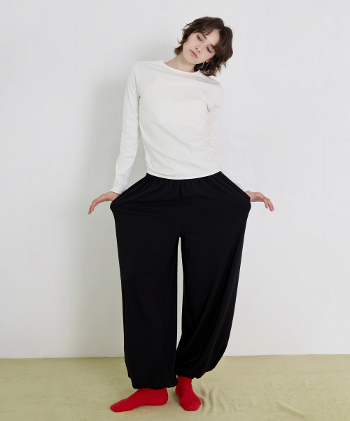 DEVIWEAR（デヴィウェア）の「女性ヨガウェア DEVI-DO1003-ブラック ピラティス [DO] ベーシックバルーンハーレムパンツ（スウェットパンツ・レディース・ブラック・FREE）」の3枚目の写真
