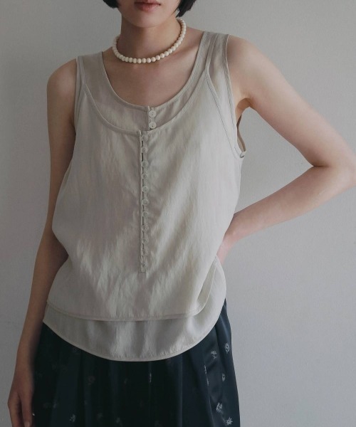 anuke（アンヌーク）の「anuke　Camisole Layered Tanktop キャミソールレイヤードタンクトップ/62610428（タンクトップ・レディース・ブラウン/アイボリー・ONE SIZE）」の2枚目の写真