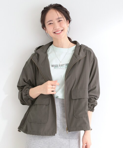 SHOO・LA・RUE(シューラルー)の「【S-LL/UV】季節の変わり目に ゴールドパーツが上品なフード付きブルゾン(ブルゾン・レディース・チャコールグレー/オフホワイト/ベージュ・04/03/01/02)」の4枚目の写真