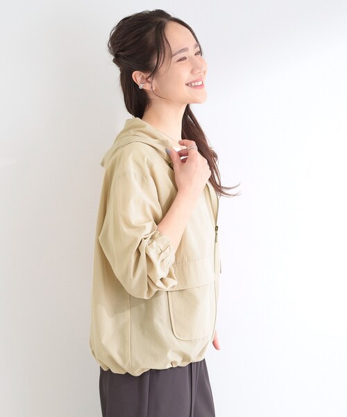 SHOO・LA・RUE(シューラルー)の「【S-LL/UV】季節の変わり目に ゴールドパーツが上品なフード付きブルゾン(ブルゾン・レディース・チャコールグレー/オフホワイト/ベージュ・04/03/01/02)」の9枚目の写真