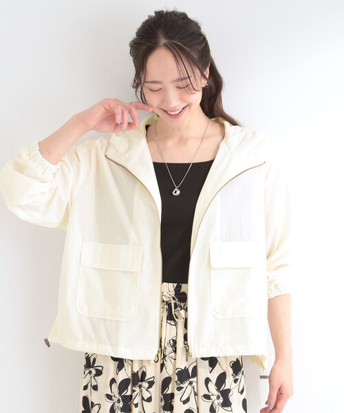 SHOO・LA・RUE(シューラルー)の「【S-LL/UV】季節の変わり目に ゴールドパーツが上品なフード付きブルゾン(ブルゾン・レディース・チャコールグレー/オフホワイト/ベージュ・04/03/01/02)」の12枚目の写真